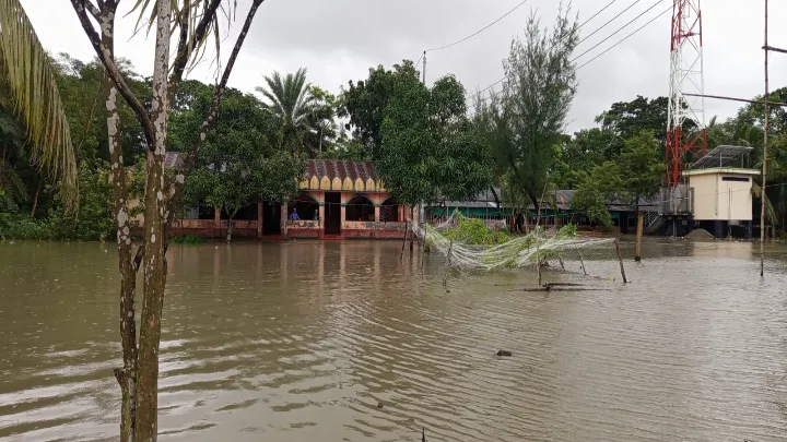 নোয়াখালীর নিম্নাঞ্চল প্লাবিত, ভাঙনের মুখে শতাধিক বাড়িঘর
